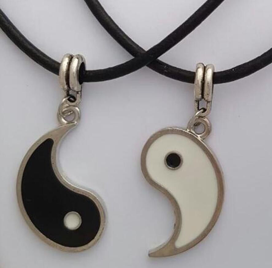 Collier vintage avec pendentif yin yang, bonne qualité noir et blanc