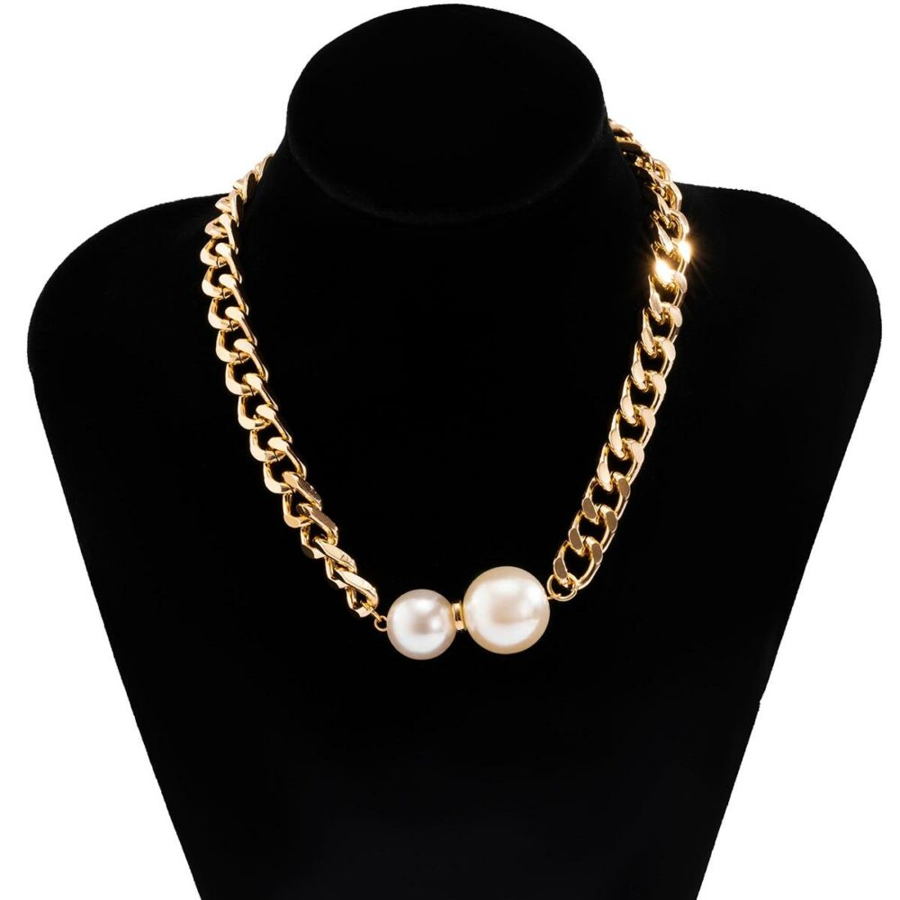 Collier vintage en chaîne avec deux perles blanches rondes sur un mannequin. Bonne qualité et très original