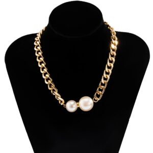Collier vintage en chaîne avec deux perles blanches rondes sur un mannequin. Bonne qualité et très original