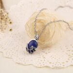 Collier vintage journal intime du Vampire pour femme avec un pendentif décoré d'une fleur dans une maison