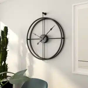 Grande horloge vintage en métal, accroché sur un mur dans une maison