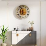 Grande horloge vintage ronde silencieuse. Bonne qualité et très original, accroché sur un mur au-dessus d'une table dans une maison