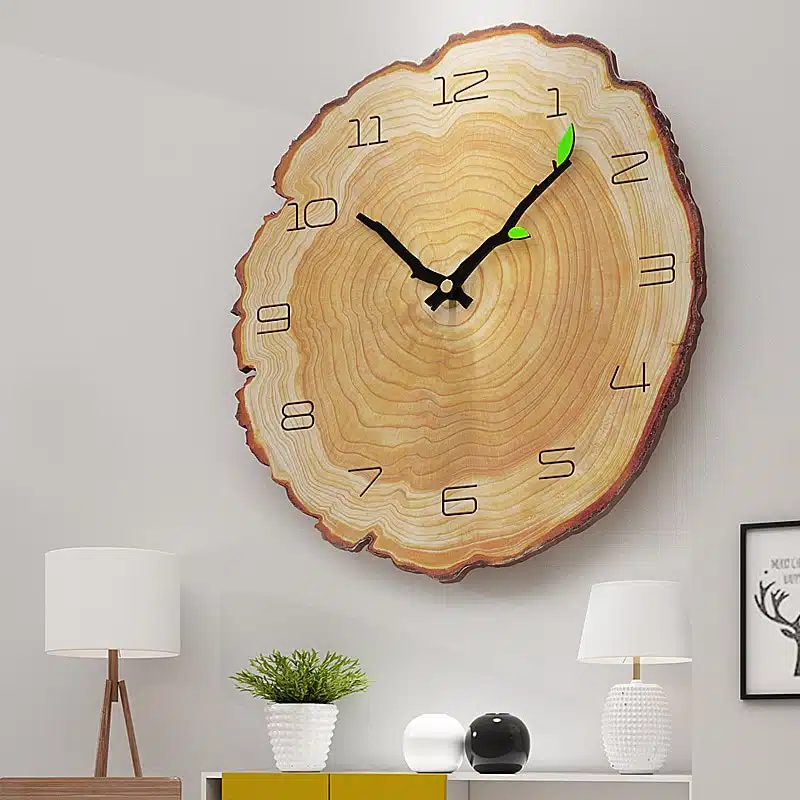 Horloge en bois dans un mur