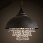 Lampe vintage suspendue industriel en fer forgé et cristal, couleur noir. Bonne qualité et très original