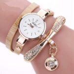 Montre bracelet vintage avec pendentif cristal doré. Bonne qualité et très tendance.