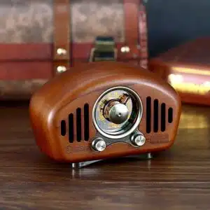 Radio vintage rechargeable en bois avec Bluetooth, bonne qualité et à la mode, sur une table