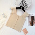 T-shirt court tricoté et à boutons vintage pour femme, bonne qualité et à la mode sur une ceintre