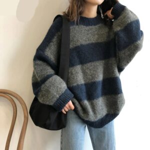 Pull vintage à larges rayures pour femme, portée par une femme