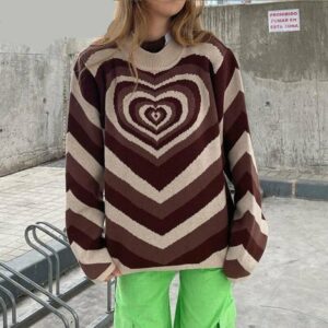 Pull vintage coeur psychédélique pour femme marron avec motif coeur. Portée par une femme