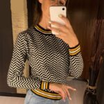 Pull vintage pour femme décor losange noir et blanc. Bonne qualité et très confortable, portée par une femme.