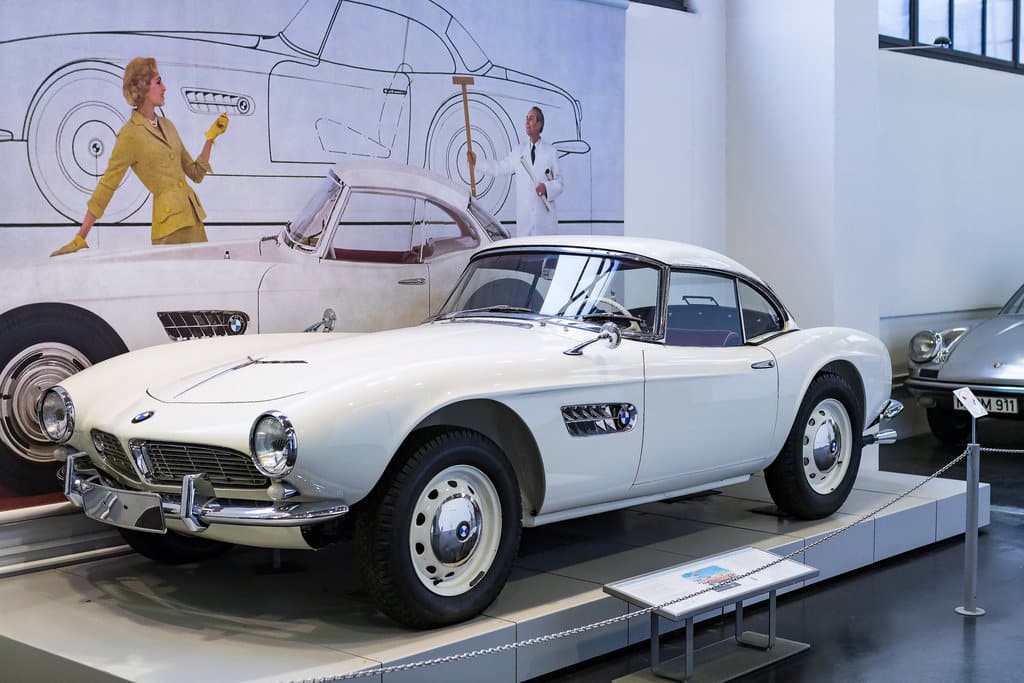 photo d'une voiture vintage blanche exposée dans un musée à Munique
