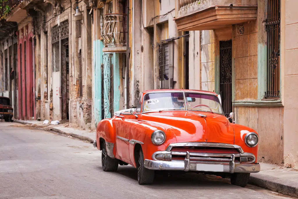 voiture vintage américaine rouge garée dans la rue vue du devant