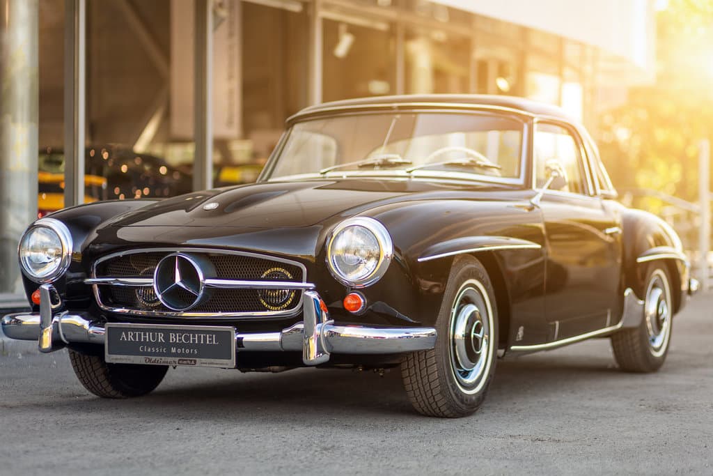 Photo d'une Mercedes-Benz 190 sl noire dans une rue en Russie