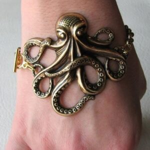 Bracelet vintage en forme de pieuvre, bonne qualité et à la mode porté par une femme