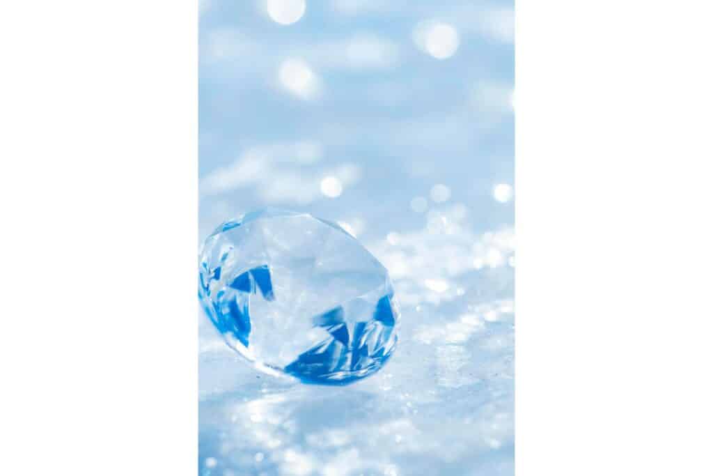 un diamant pur transparent est posé sur de la glace