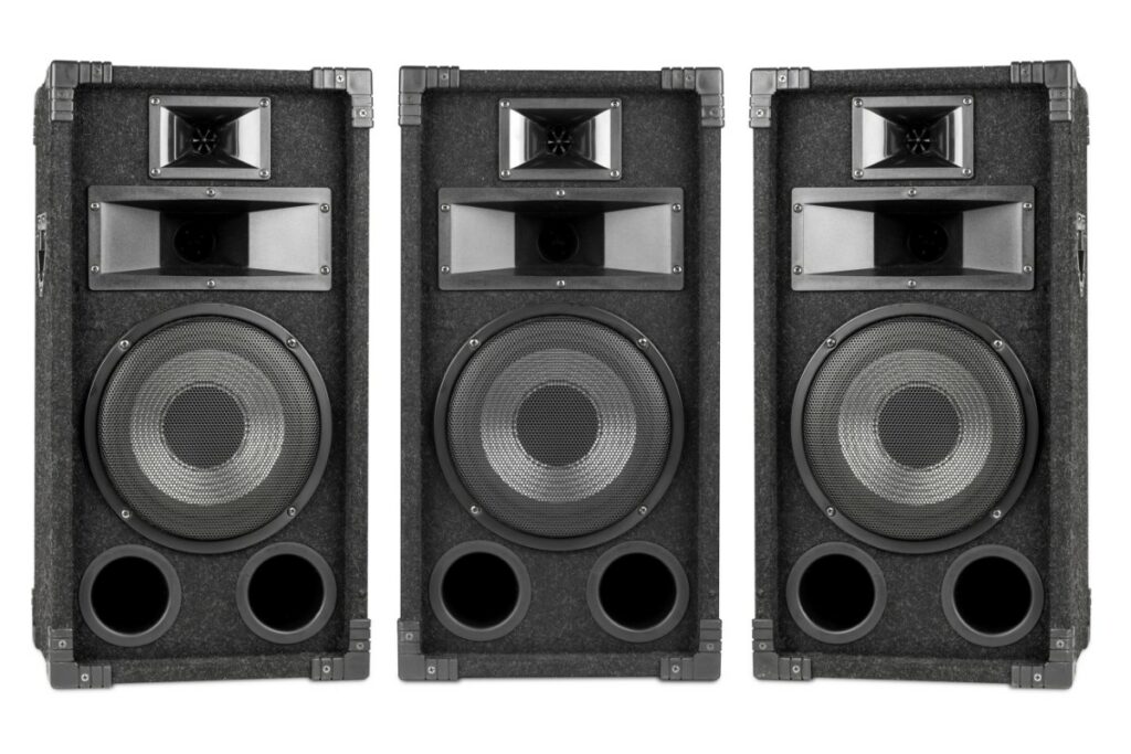 Comment choisir un ampli vintage ? Objets vintage 3 grandes ampli côte à côté sur fond blanc
