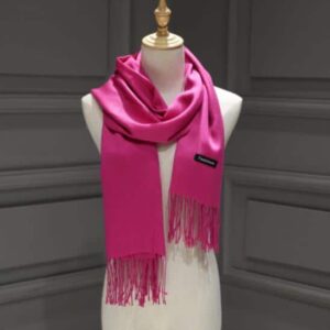 Écharpe chaude de couleur unie super douce, bonne qualité et à la mode sur un mannequin