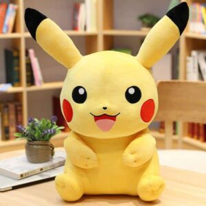 Peluche vintage pikachu. Bonne qualité et très tendance sur une table dans une maison.