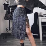 Jupe d'été à imprimé léopard pour femme, bonne qualité et à la mode portée par une femme dans une maison