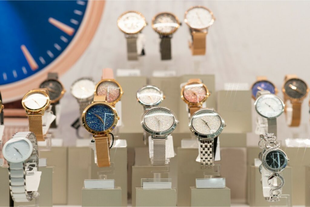 vue sur une vitrine de magasins avec des montres sur leur présentoir.