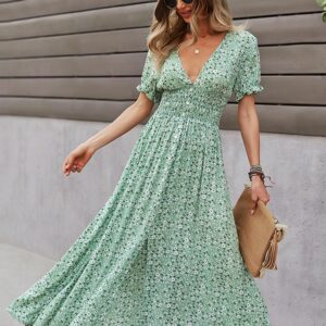 Robe maxi à imprimé floral style bohémien, bonne qualité et à la mode portée par une femme