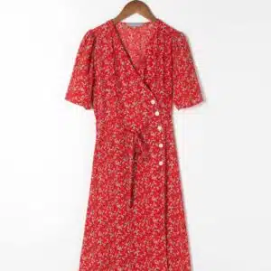 Robe rouge élégante en mousseline de soie, bonne qualité et à la mode sur une ceintre
