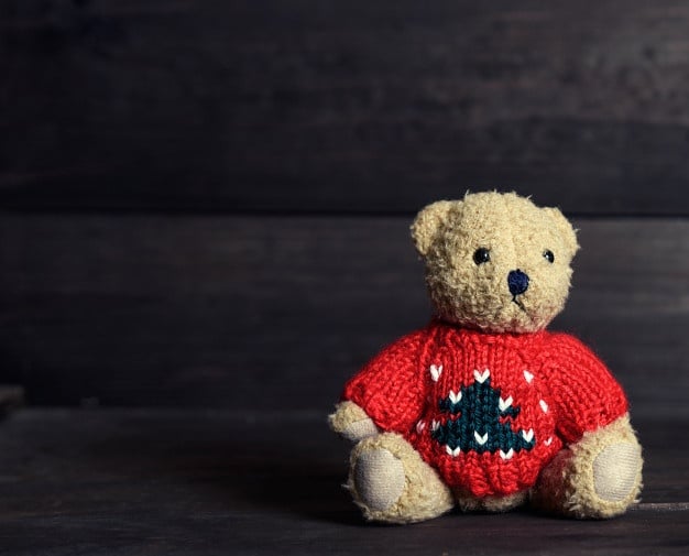 Peluche vintage Mario um urso de peluche marrom muito velho em uma camisola vermelha senta se 116441 731 1 1