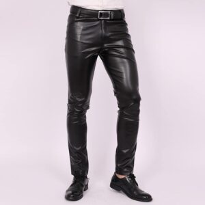 Pantalon slim en cuir vintage pour homme, bonne qualité et à la mode porté par un homme