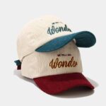 Casquette vintage en velour une bleu et une rouge avec écriture assortie, et la bleue empilée sur la rouge