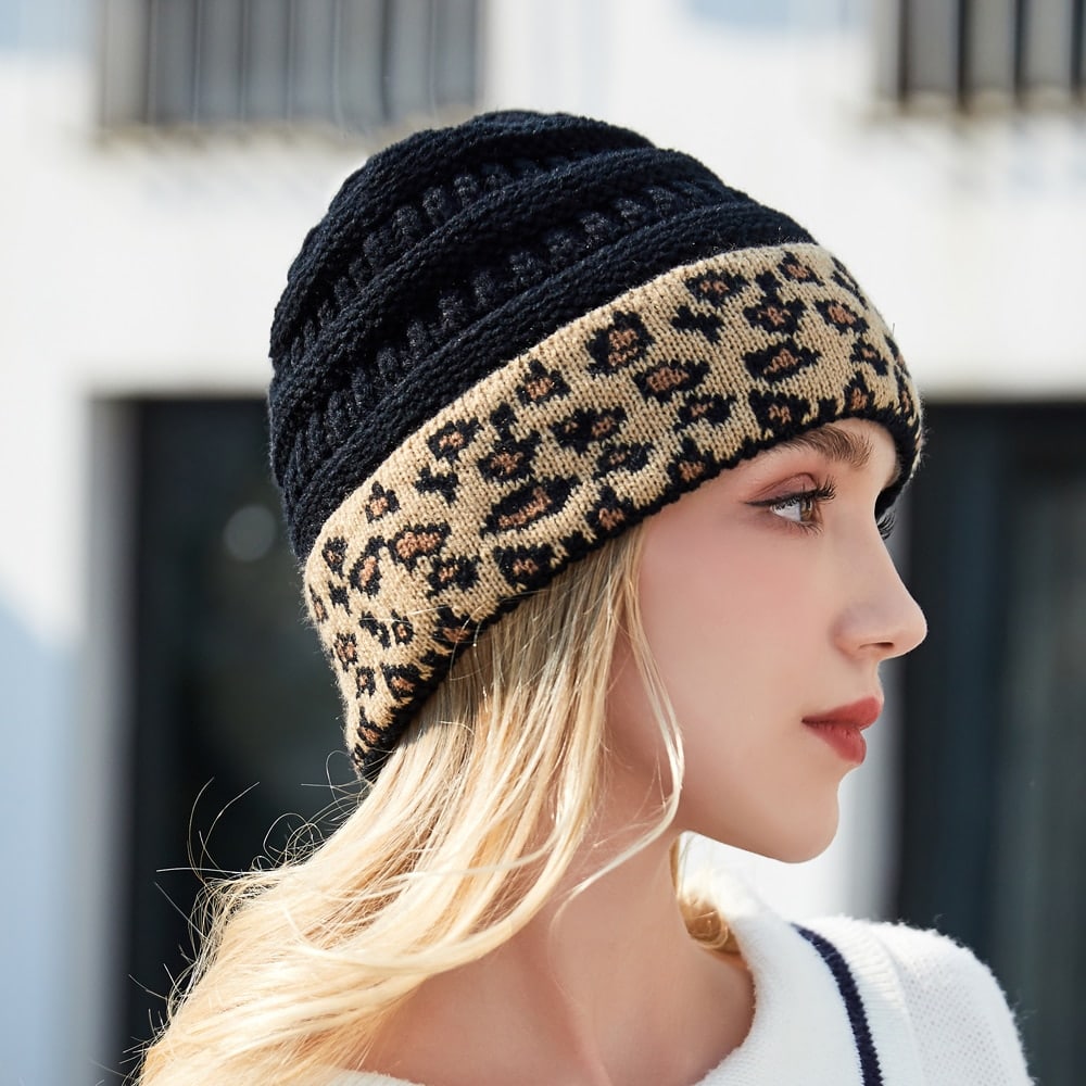 Bonnet léopard vintage pour femme, bonne qualité et à la mode portée par une femme