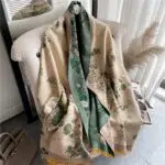 Écharpe cachemire à fleurs vintage pour femme, bonne qualité et à la mode sur un cintre dans une maison