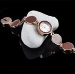 Montre bracelet rond vintage à quartz pour femmes violet