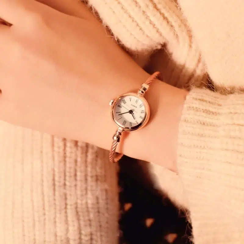 Petite montre vintage en acier inoxydable à quartz pour femme argenté et blanc