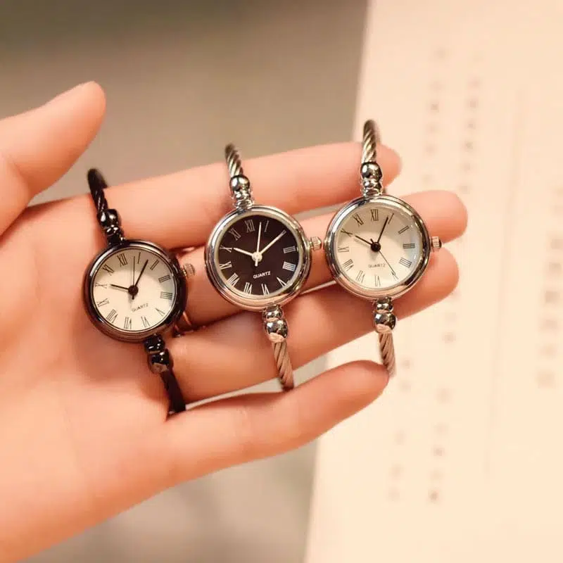 Petite montre vintage en acier inoxydable à quartz pour femme argenté et blanc petite montre vintage en acier inoxydable a quartz pour femme argente et blanc 22