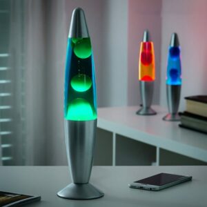 Lampes à lave de couleur verte, rouge et bleu posées sur bureau blanc avec des livres et un téléphone