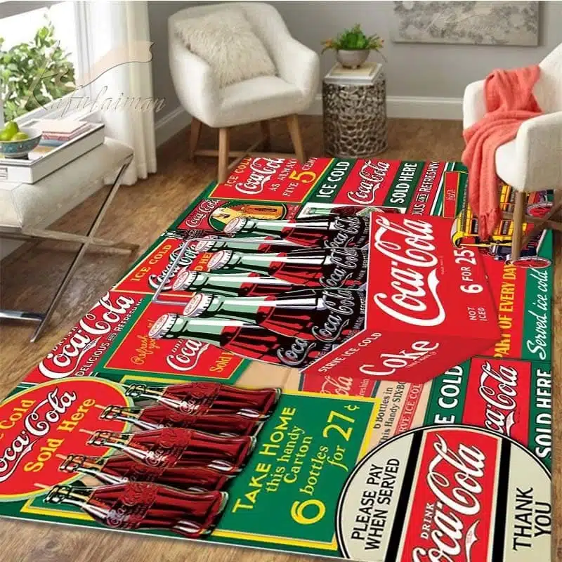 Tapis vintage Coca-Cola de couleur rouge et vert avec ces motifs de bouteilles dans un salon avec parquet et des sièges en cuir blanc