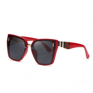 Lunette de soleil de luxe pour femme en forme carré et de couleur rouge avec des verres sombres