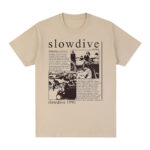 T-shirt vintage de couleur beige avec un motif d'article sur un groupe de musique