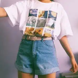 T-shirt blanc Vintage à inspiration de Van Gogh porté par une femme avec un short en jean et une ceinture