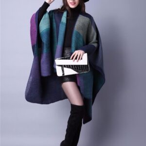 Écharpe femme vintage à carreaux bleus portée par une femme à bottes noires et tenant un sac à main noir et blanc