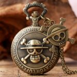 Montre à gousset à motif de One Piece, posée sur un carte