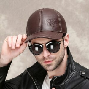 Casquette vintage marron, portée par un homme avec des lunettes de soleil noires et une veste en cuir noire