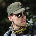 Casquette militaire à visière pour homme de couleur verte militaire, portée par un jeune homme avec des lunettes de soleil