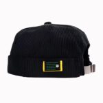 Bonnet docker marin pour homme et femme de couleur noire avec rectangle sur le devant avec inscriptions.