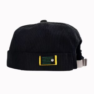 Bonnet docker marin pour homme et femme de couleur noire avec rectangle sur le devant avec inscriptions.