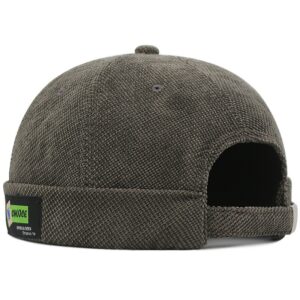 Bonnet docker marin pour homme et femme présentée sur fond blanc