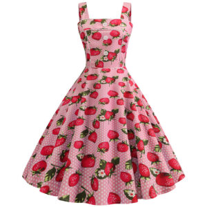 Robe année 50 rose motif fraises présentée sur fond blanc