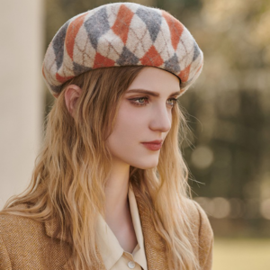 Béret vintage femme avec losanges marrons et bleus porté par une jeune femme blonde