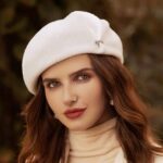 Béret vintage femme en laine blanc porté par une femme
