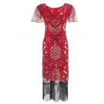 Robe Charleston rouge à franges et paillettes présentée sur fond blanc